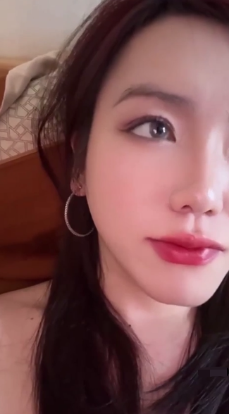 上海高顏值反差婊少婦和炮友深度交流 深喉口交吃雞 足交啪啪，技巧實在熟練 鏡頭感十足！ - 18AV